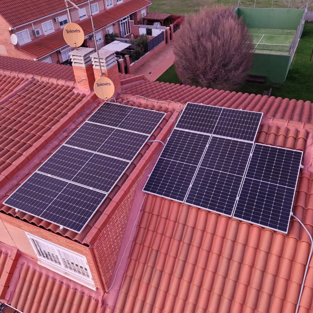 Trabajo finalizado instalando placas solares